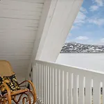 Idyllisk Hus Ved Sjoen Hammerfest