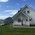 Idyllisk Hus Ved Sjøen Feriehus