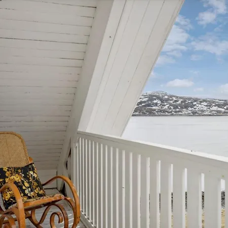 Idyllisk Hus Ved Sjoen Hammerfest