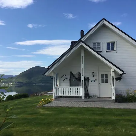 Idyllisk Hus Ved Sjoen Feriehus