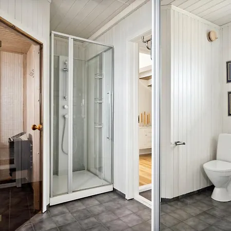 Idyllisk Hus Ved Sjoen *