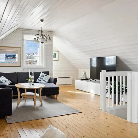 Idyllisk Hus Ved Sjoen