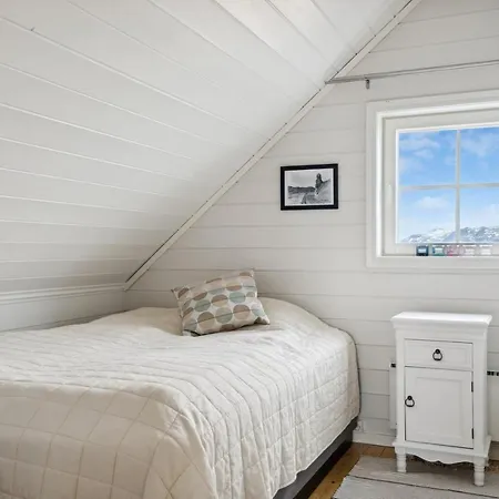 Idyllisk Hus Ved Sjoen Hammerfest