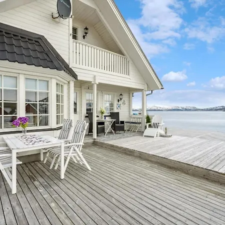 Idyllisk Hus Ved Sjoen