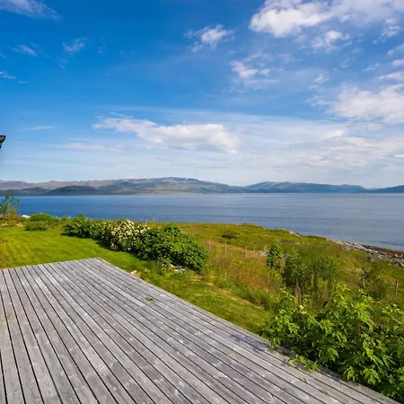 Idyllisk Hus Ved Sjoen Feriehus *