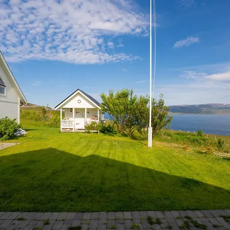 Idyllisk Hus Ved Sjoen Feriehus Hammerfest