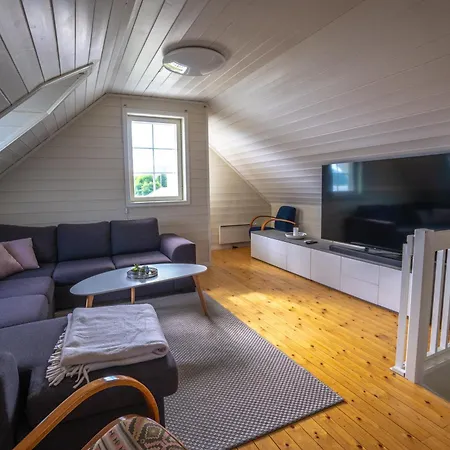 Idyllisk Hus Ved Sjoen *