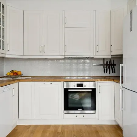 Idyllisk Hus Ved Sjoen Hammerfest