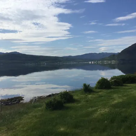 Feriehus Idyllisk Hus Ved Sjoen *