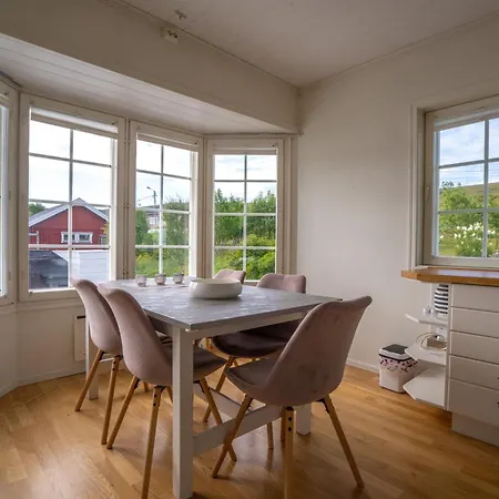 Idyllisk Hus Ved Sjoen * Hammerfest